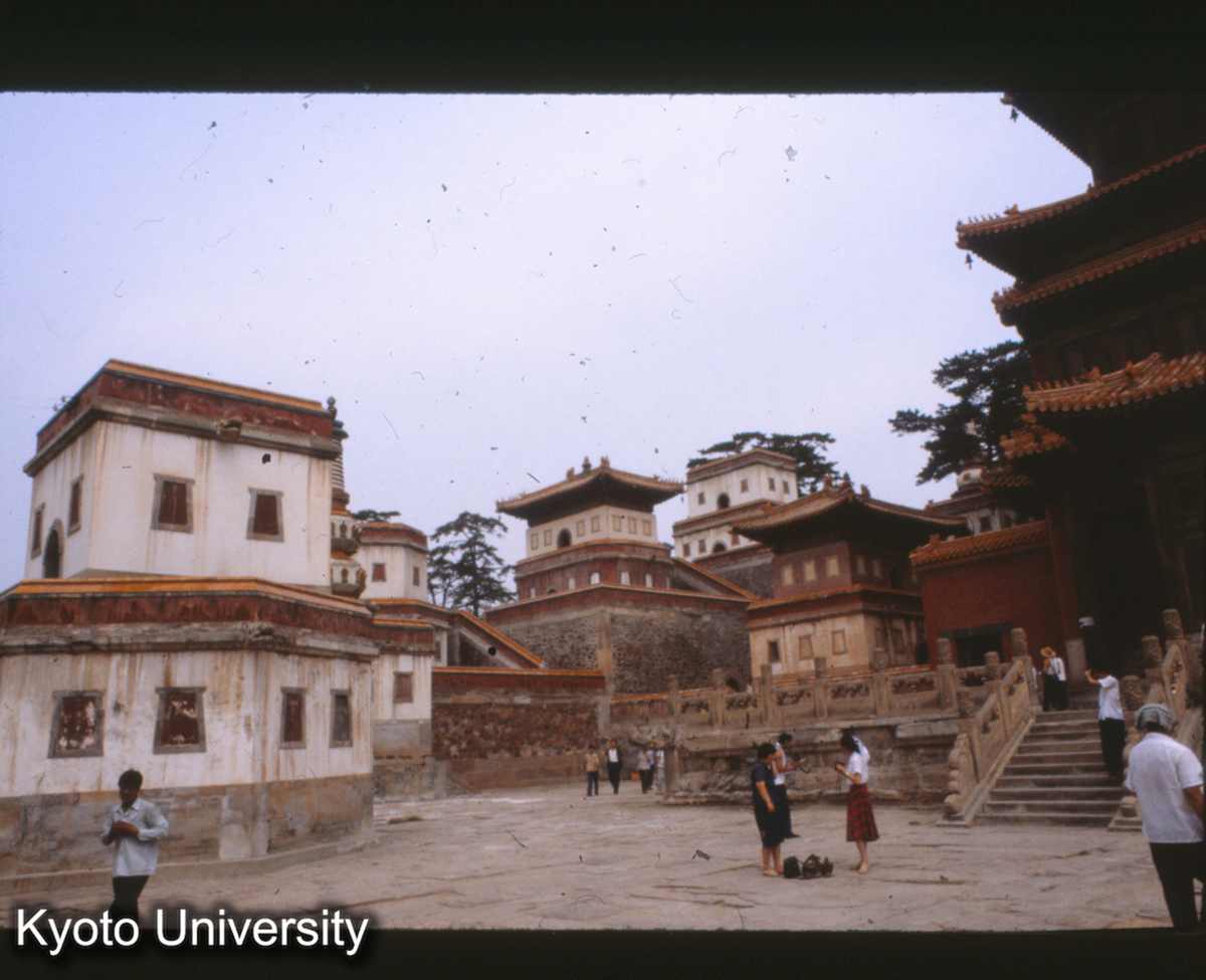 25-16_承徳普寧寺 大乗之閣周辺（四台殿-四大部洲 八白殿-八小部洲） (1)