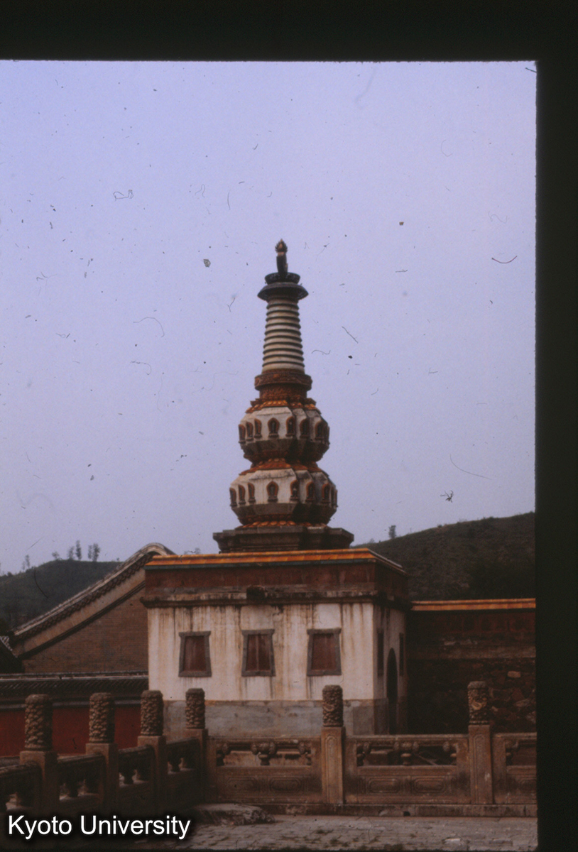 25-31_承徳普寧寺 大乗之閣 四周ラマ塔（白、緑、紅、黒）四智（地、金、水、風四元素） (1)