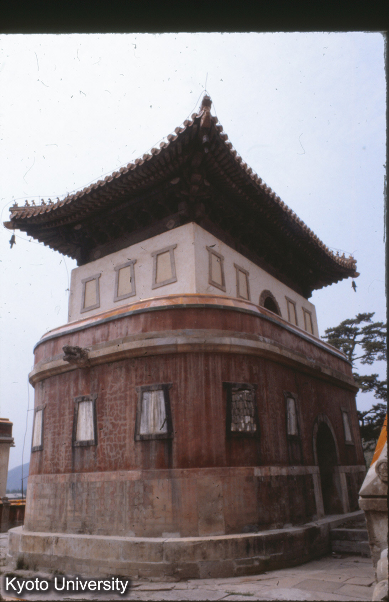 26-4_普寧寺 大乗之閣 両脇の日・月殿 (1)