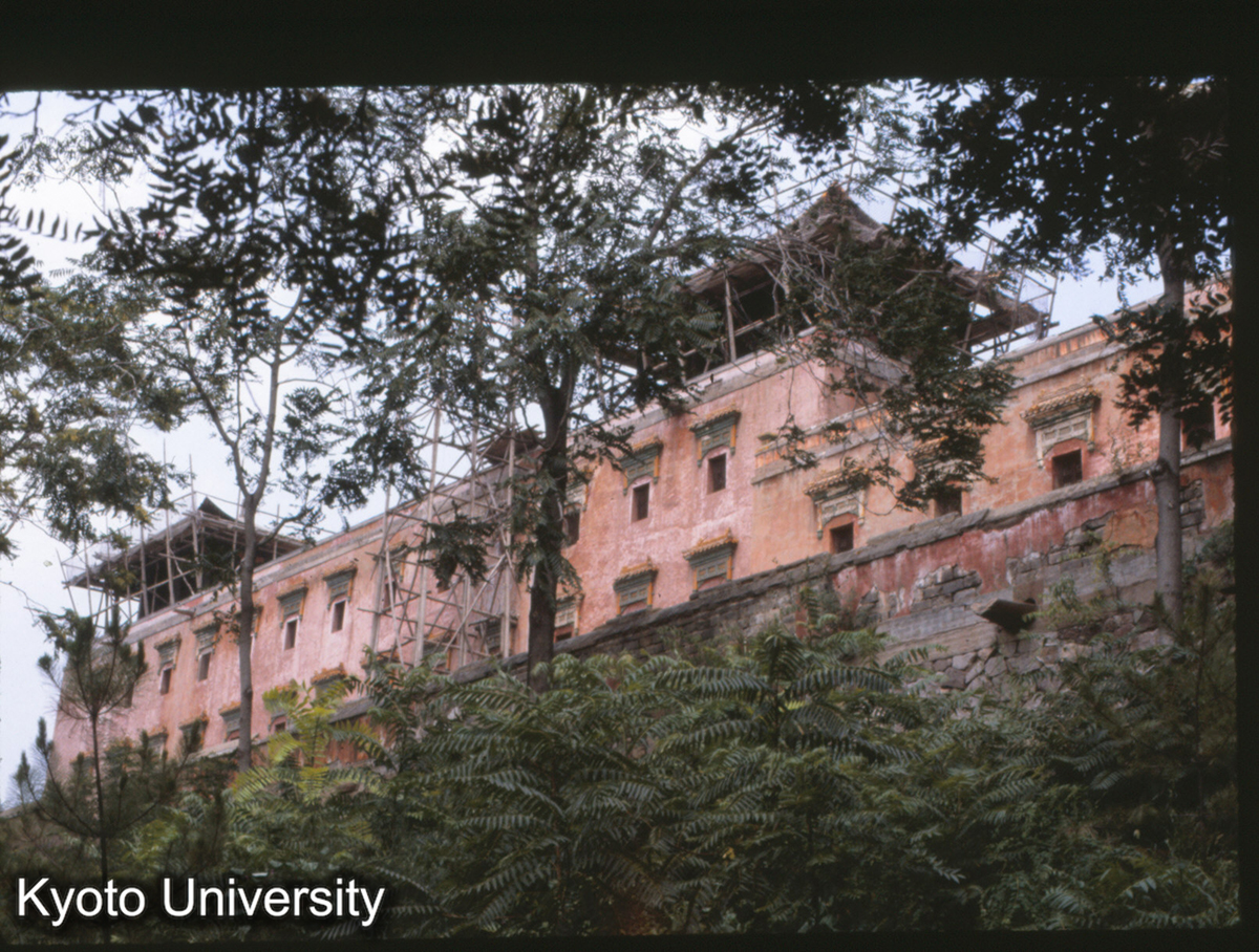 27-3_承徳須弥福寿廟 大紅台（倣西蔵シガツェ、タシ・ルンポ）周壁 (1)