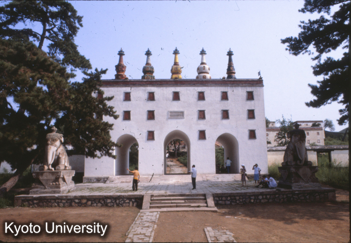 28-15_承徳普陀宗乗之廟五塔門（五色ラマ塔 象徴仏教中の五教派 門前石象は自らの大乗教派の力を象徴） (1)