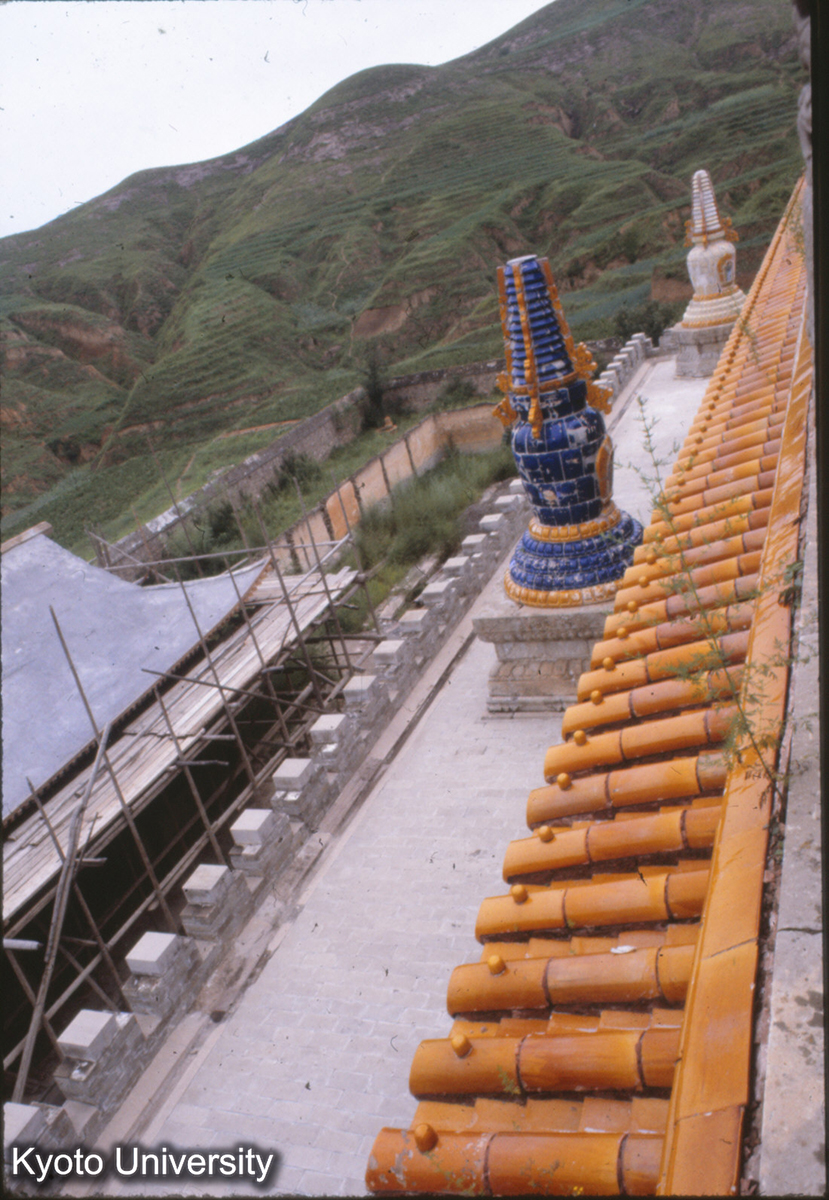 31-34_承徳普楽寺 五色ラマ塔八基（四隅黄、前紫、後黒、南青、北白） (1)