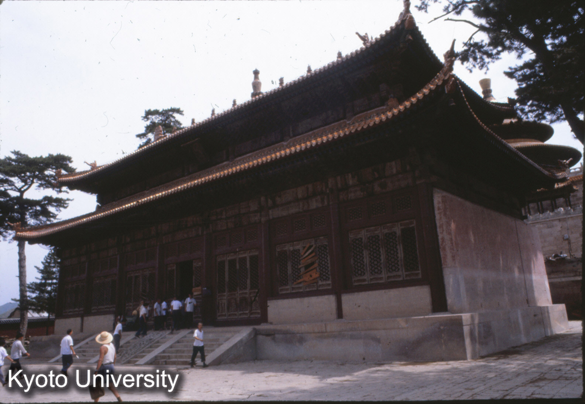 32-4_承徳普楽寺 宗印殿（西面）後ろは闍城 (1)