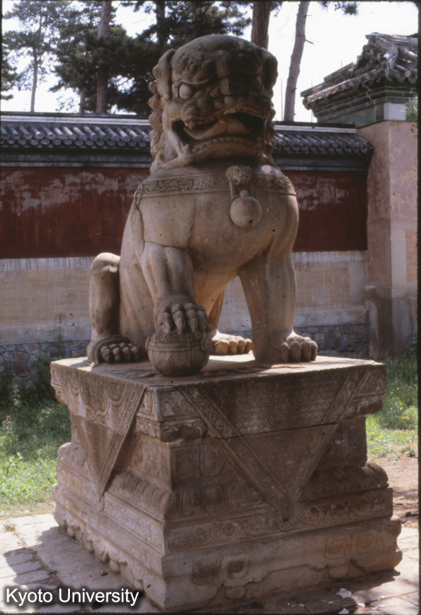 32-9_承徳普楽寺山門前 石獅 (1)