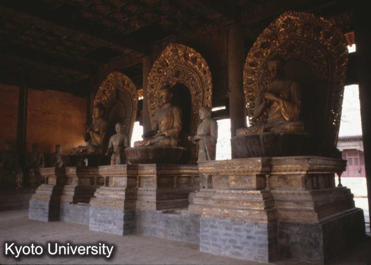 32-13_承徳溥仁寺正殿（慈雲普陰殿）三世仏（過去 迦葉、現在 釈迦牟尼、未来 弥勒） (1)