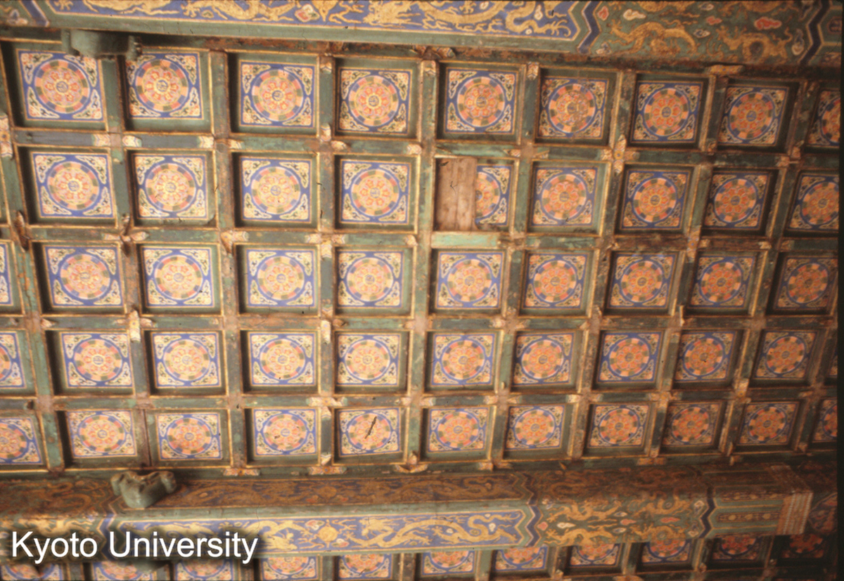 32-16_承徳 溥仁寺正殿（慈雲普陰殿） 平棋天花"六字真言"図案 (1)