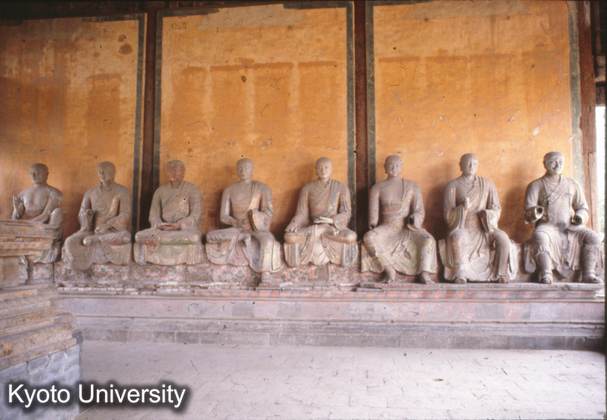 32-17_承徳溥仁寺正殿（慈雲普陰殿） 羅漢 (1)