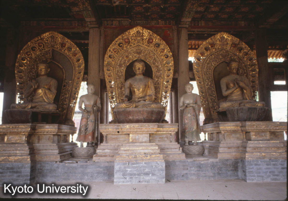 32-18_承徳溥仁寺正殿（慈雲普陰殿） 三世仏 (1)