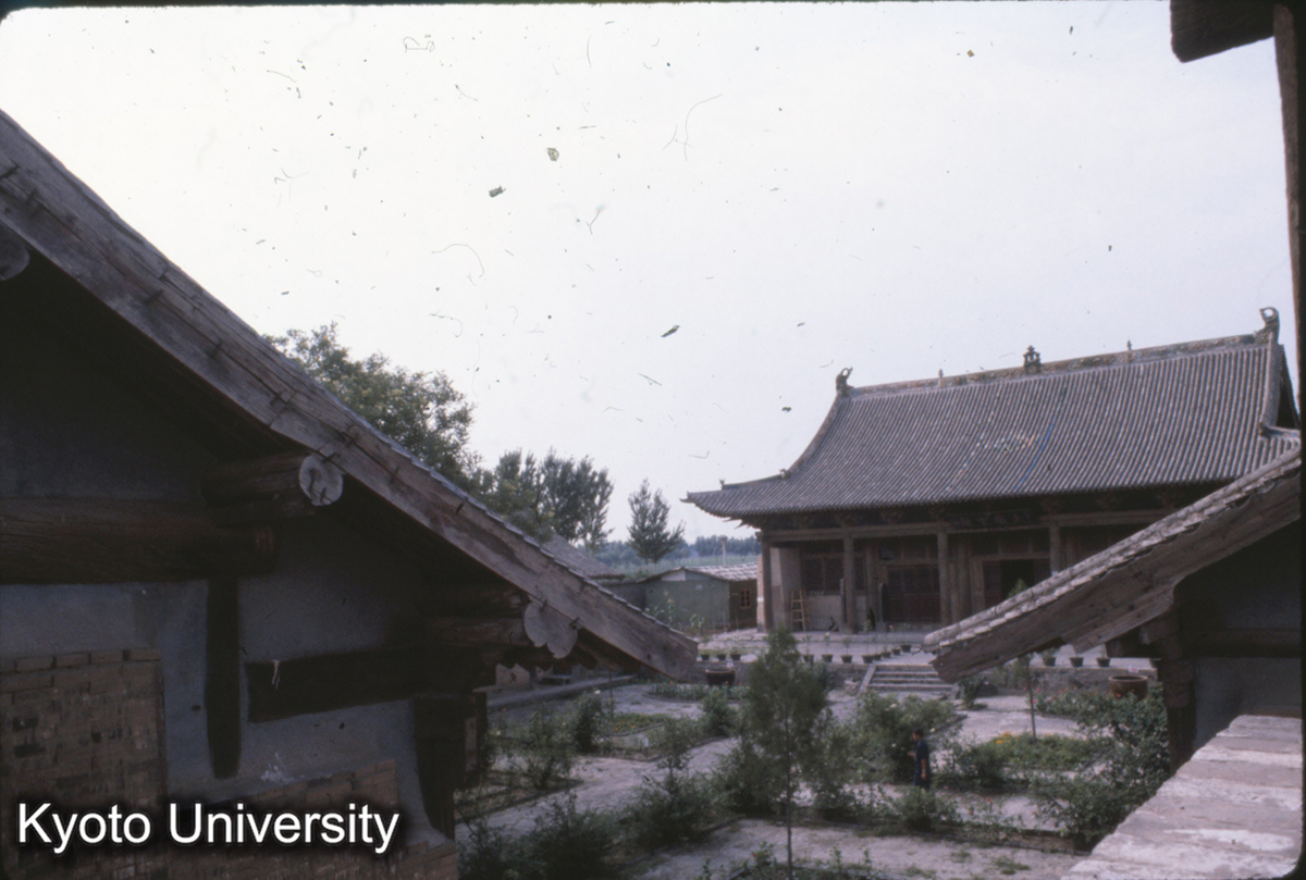 41-13_平遥 双林寺大雄宝殿（鐘楼楼上より） (1)