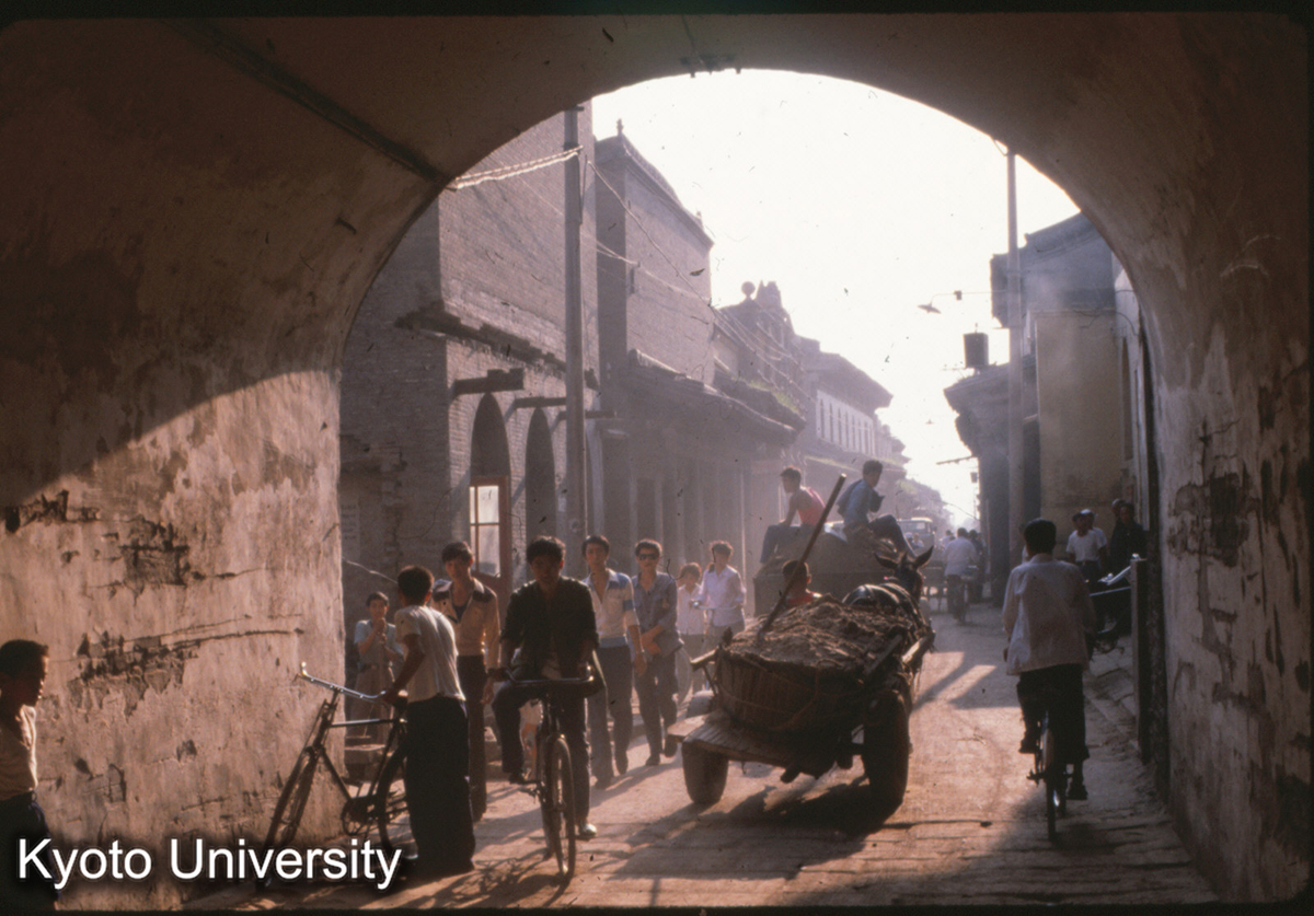 41-28_太谷 鼓楼 楼下より町をみる (1)