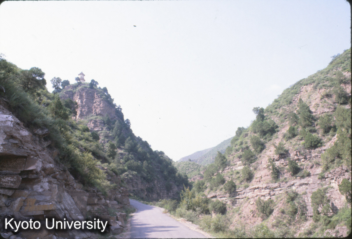 42-37_交城 玄中寺 円寂思師塔 遠景 (1)