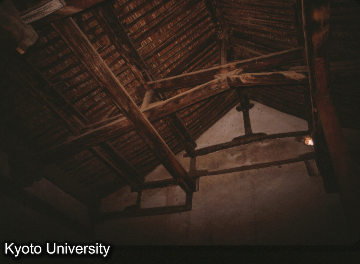 44-24_広勝下寺 前殿 梁架 大昂（斜梁） (1)