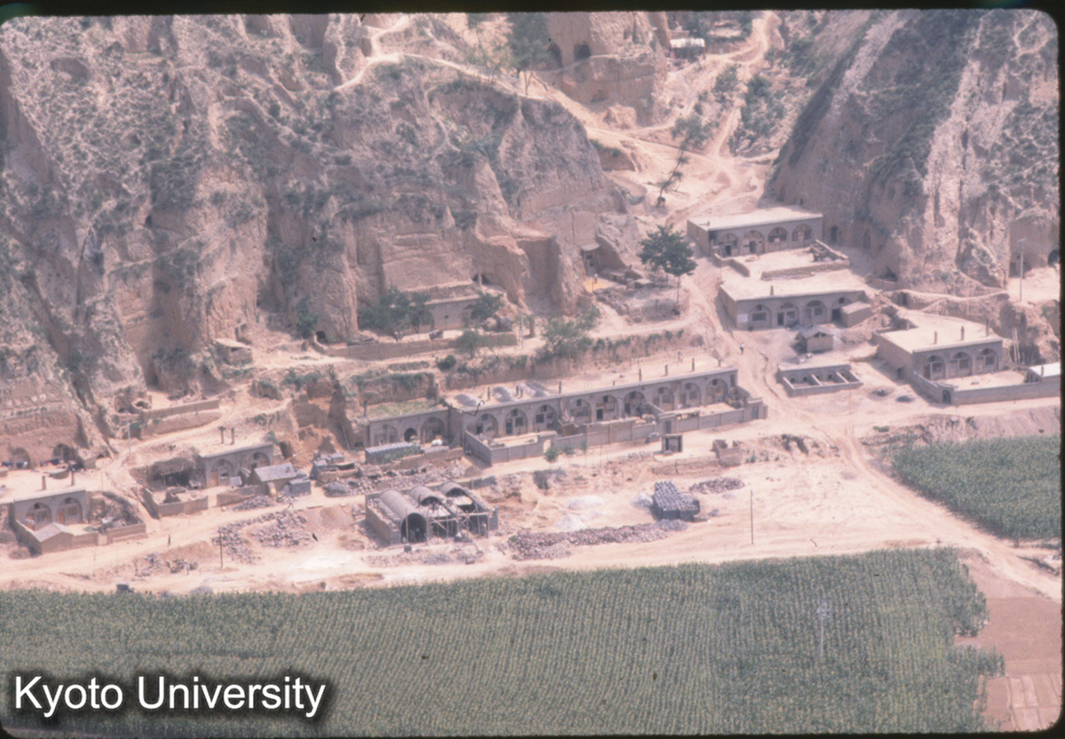 45-37止_蒲県 黄土地帯の工場・住宅 (1)