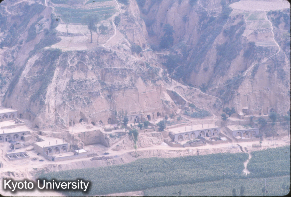 46-3_黄土地帯の村 蒲県 (1)