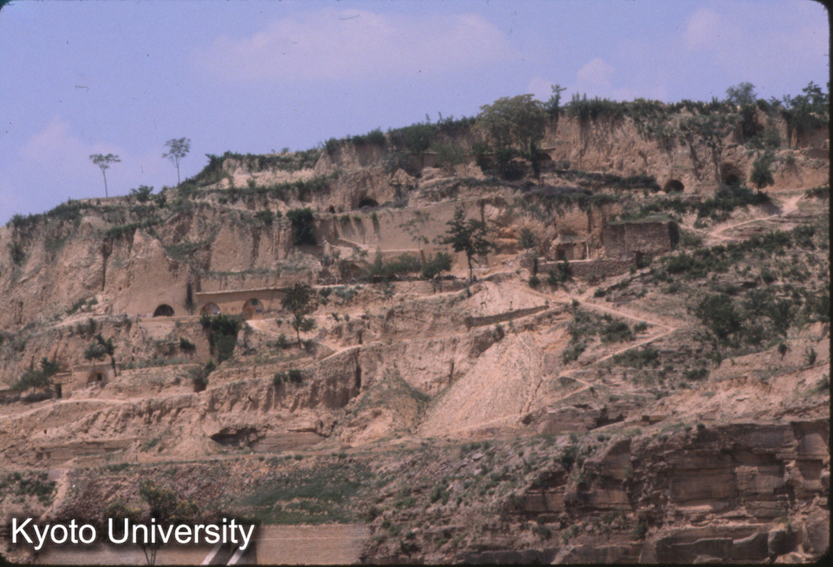 46-12_窯洞 蒲県→隰県途中（山中・午城付近?） (1)