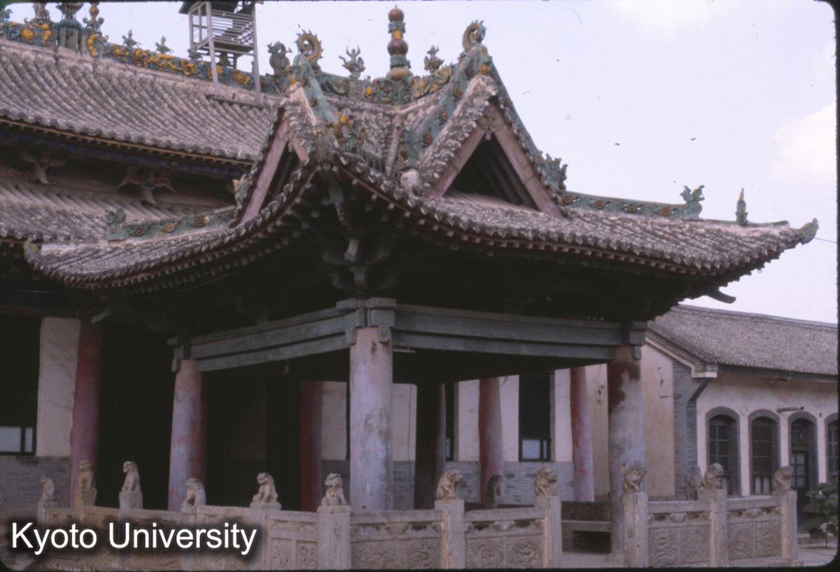 48-24_万栄 東岳廟 八卦亭 石欄は明か (1)