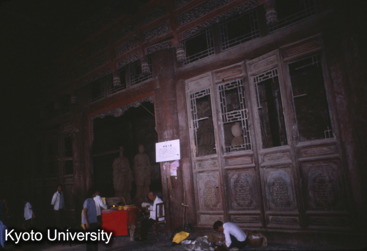 54-19_登封 中岳廟 中岳大殿 内部（黒石鋪設） (1)