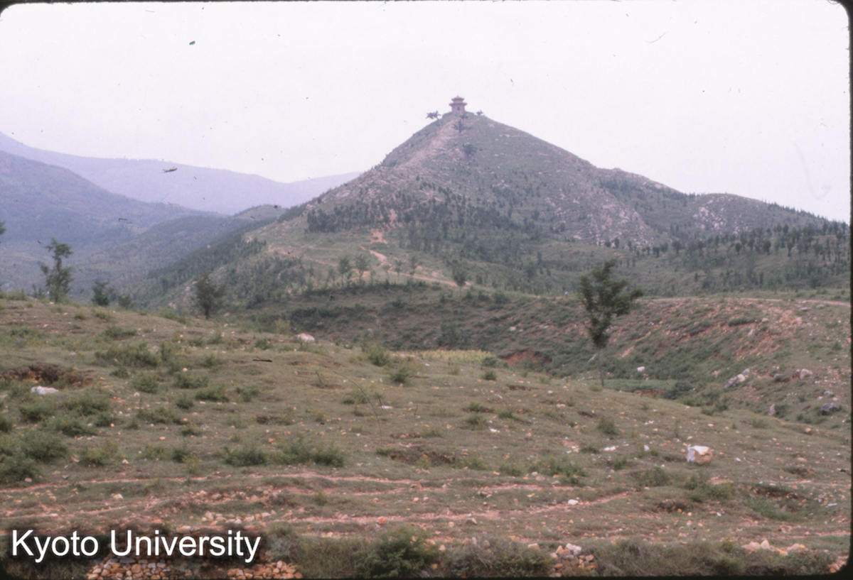 54-25_登封 中岳廟 御書楼上より 中岳行宮（北魏廟址）黄蓋峰上の黄蓋亭をのぞむ（中軸線） (1)