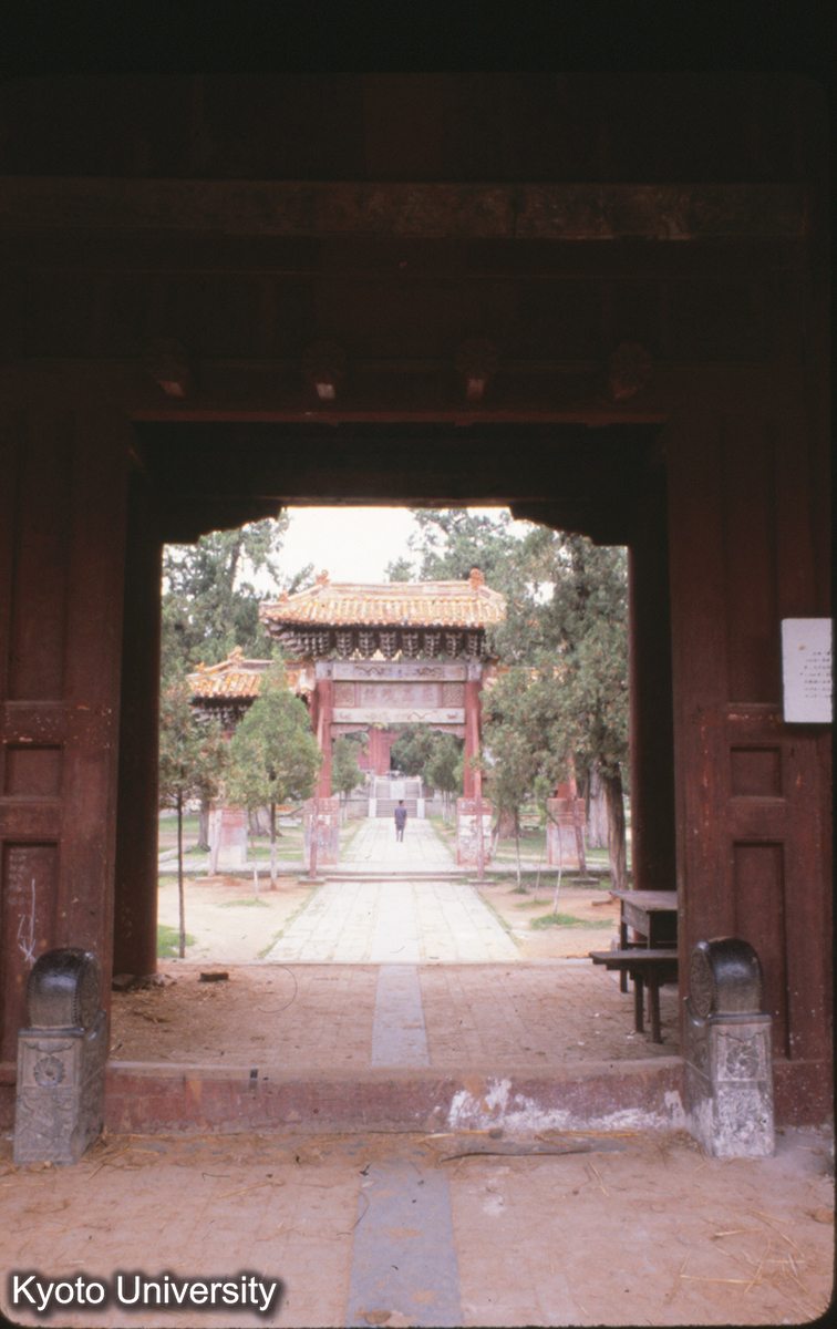 54-28_登封 中岳廟 峻極門より崇高峻極坊をのぞむ (1)