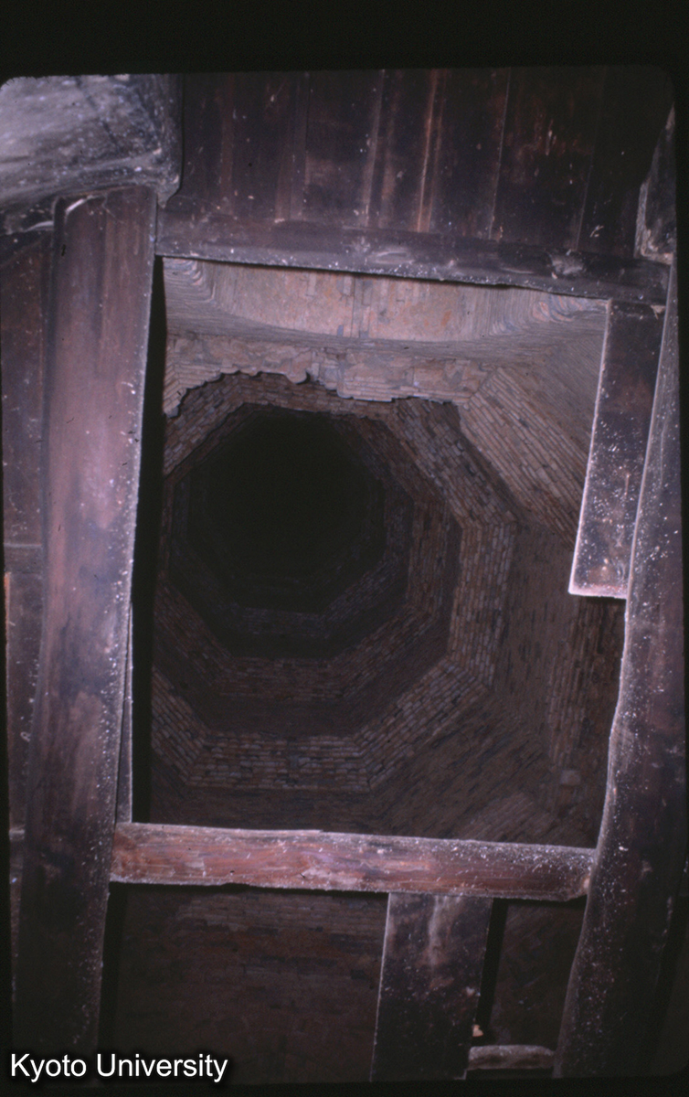 55-15_崇岳寺塔 塔心仰観 (1)