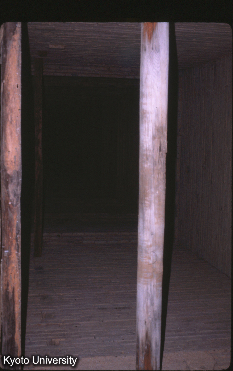 56-3_嵩山 法王寺塔 内部見上げ (1)