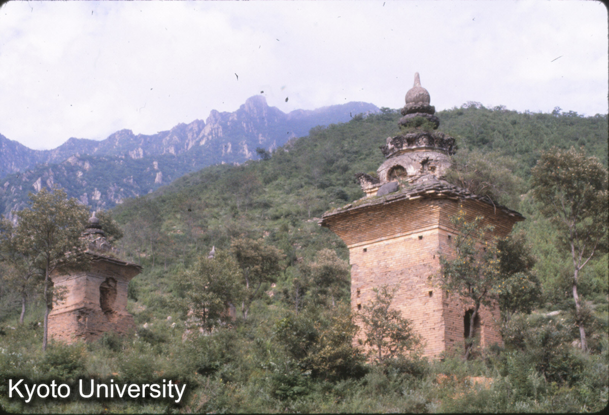 56-9_嵩山 法王寺 単層墓塔（E.SE） (1)