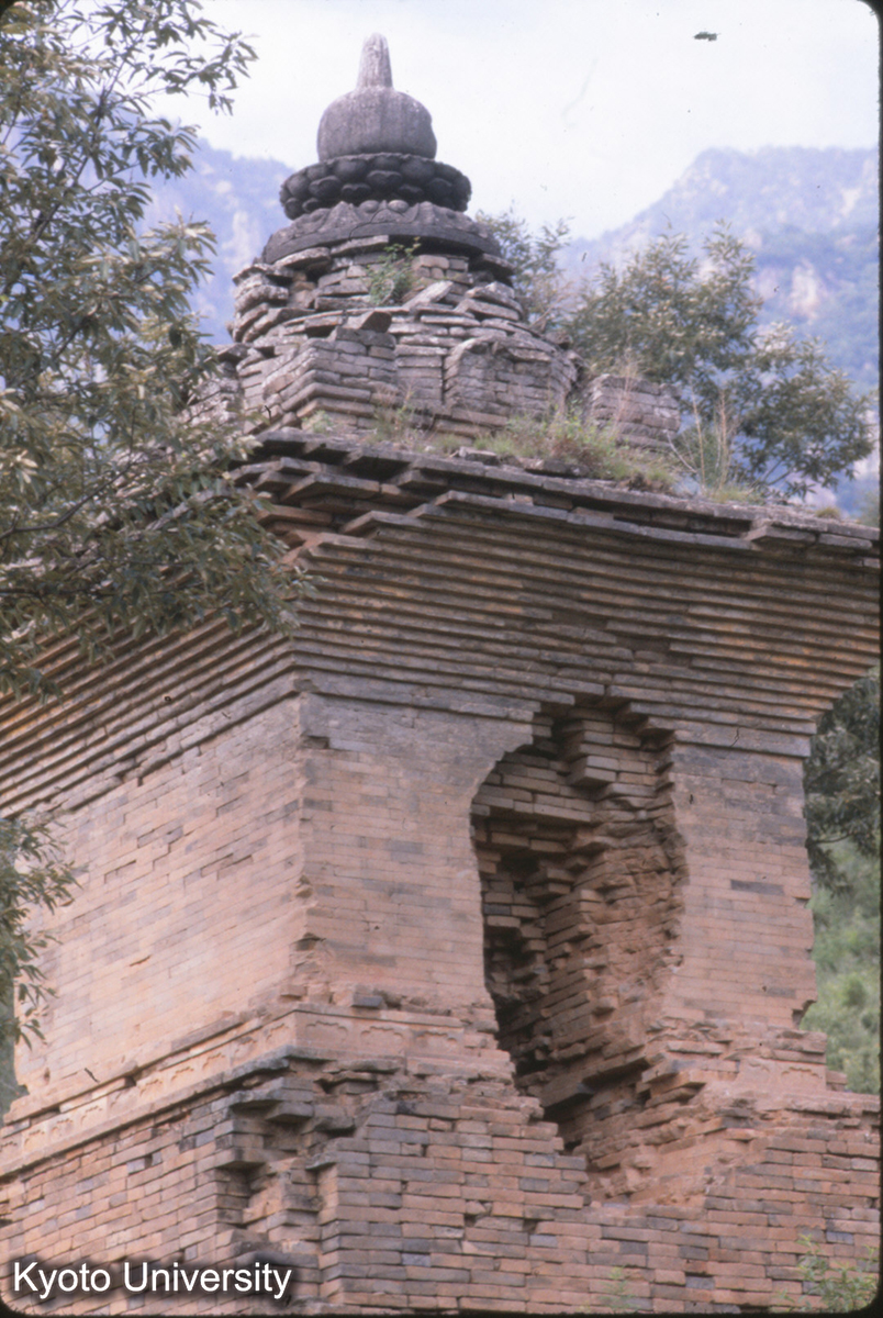 56-17_嵩山 法王寺 単層墓塔（E）中唐? (1)