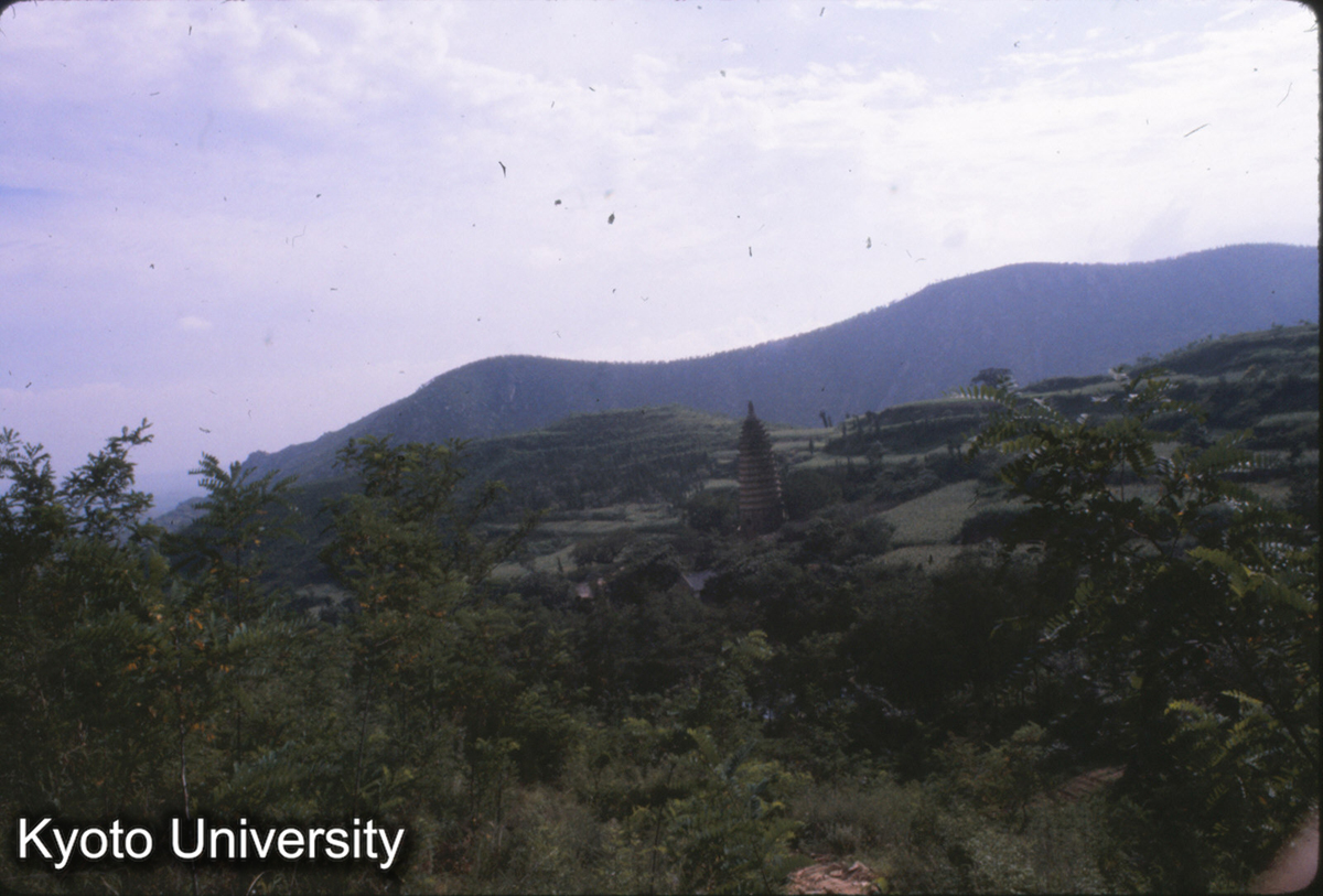 56-21_嵩岳寺塔 遠景 (1)