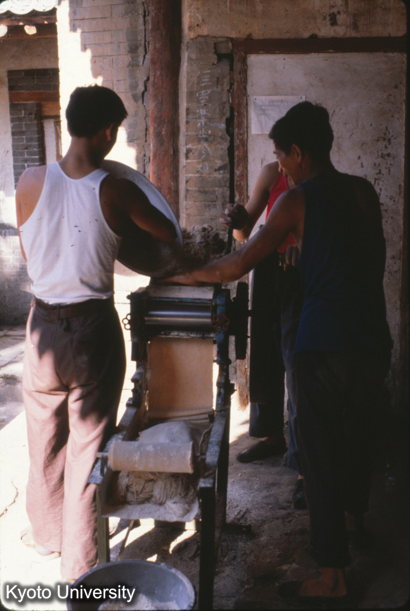 57-7_蒿麦製麺機（登封少林寺内） (1)