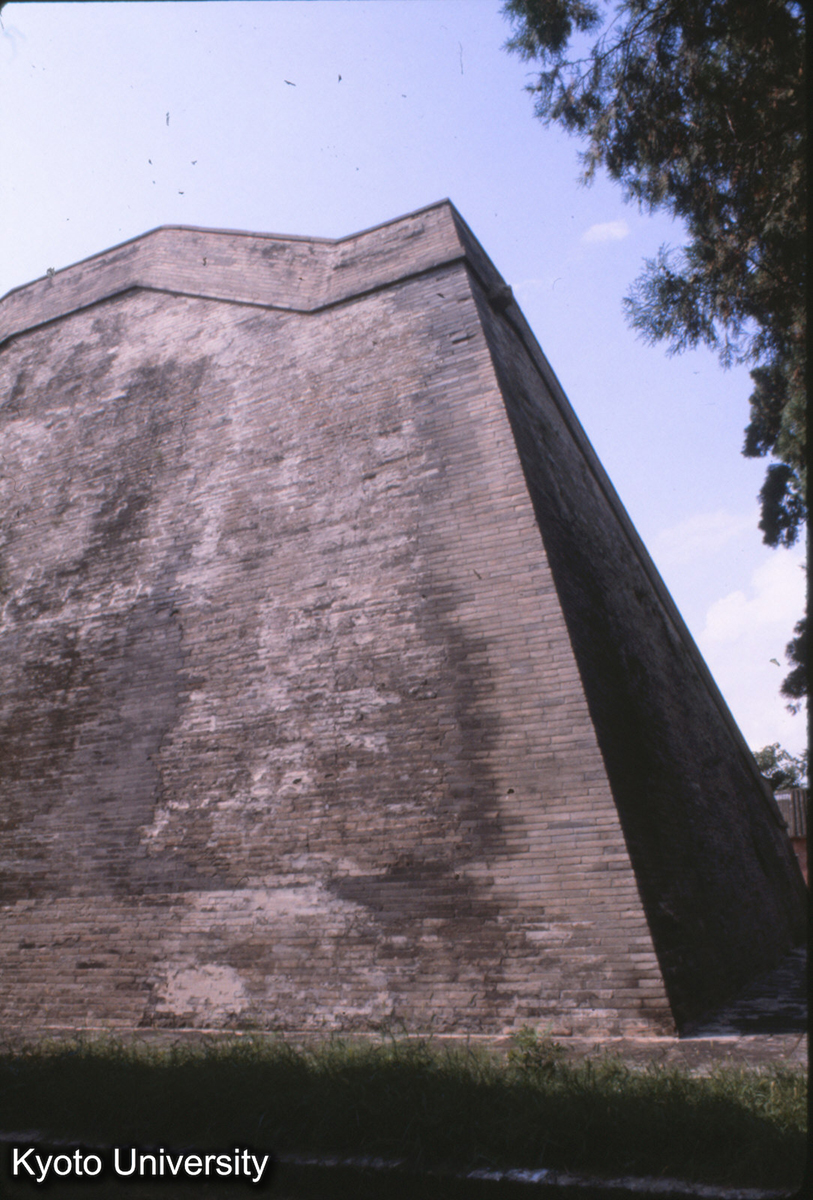 60-8_告成 観星台 側壁のバタ (1)