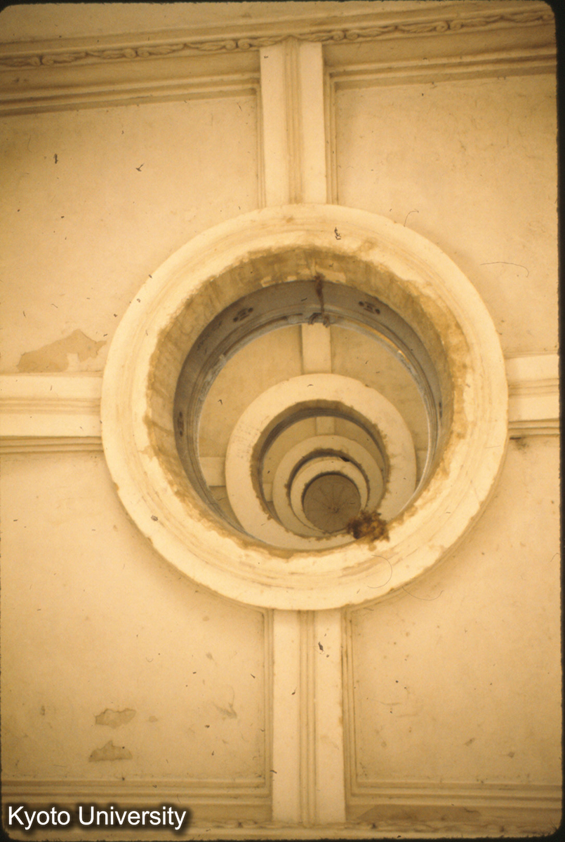 62-29_南京九華山舎利塔 内部見上げ (1)