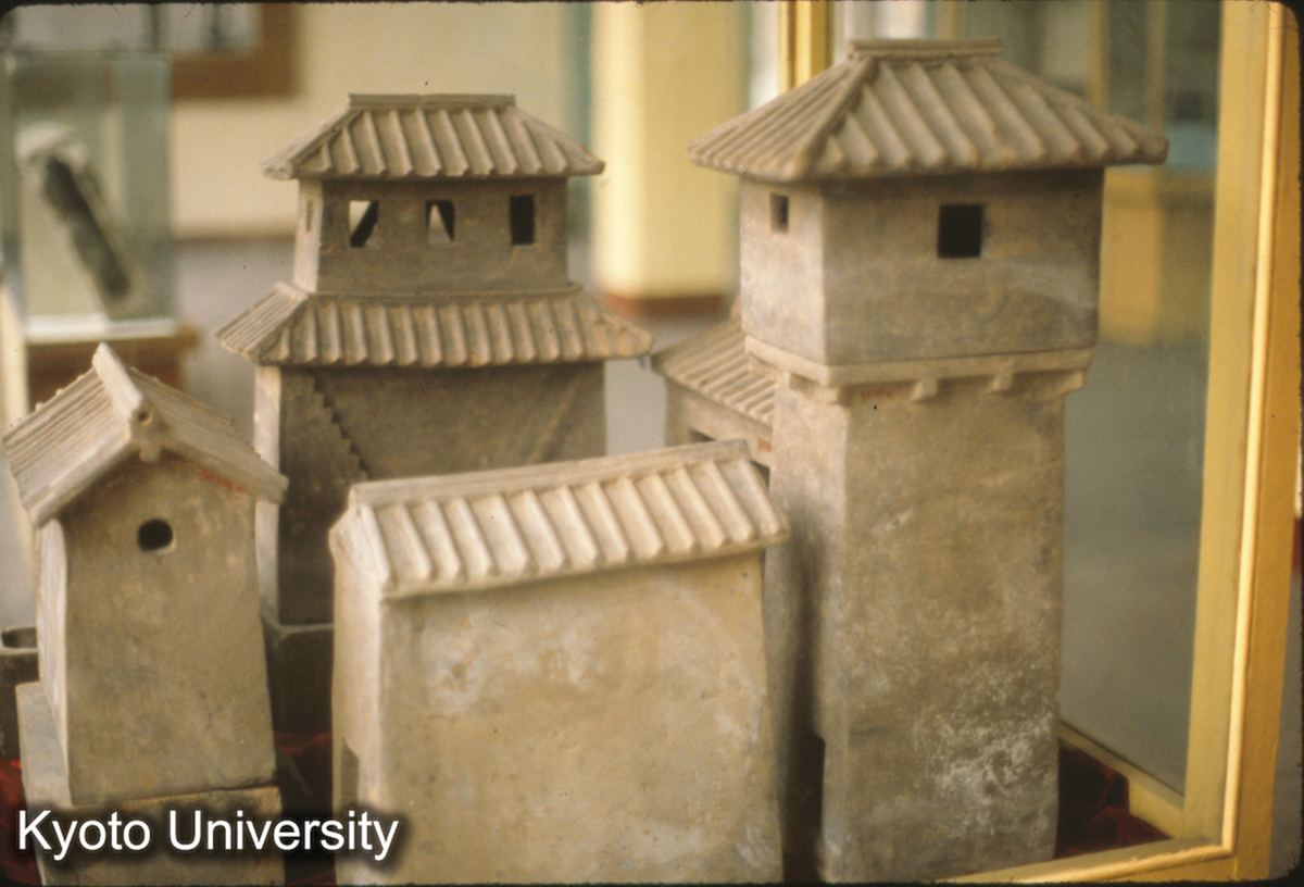 66-13_陶住宅模型 西漢1959鄭州南関（河南省博物館）四合院式楼房（西側よりみる） (1)