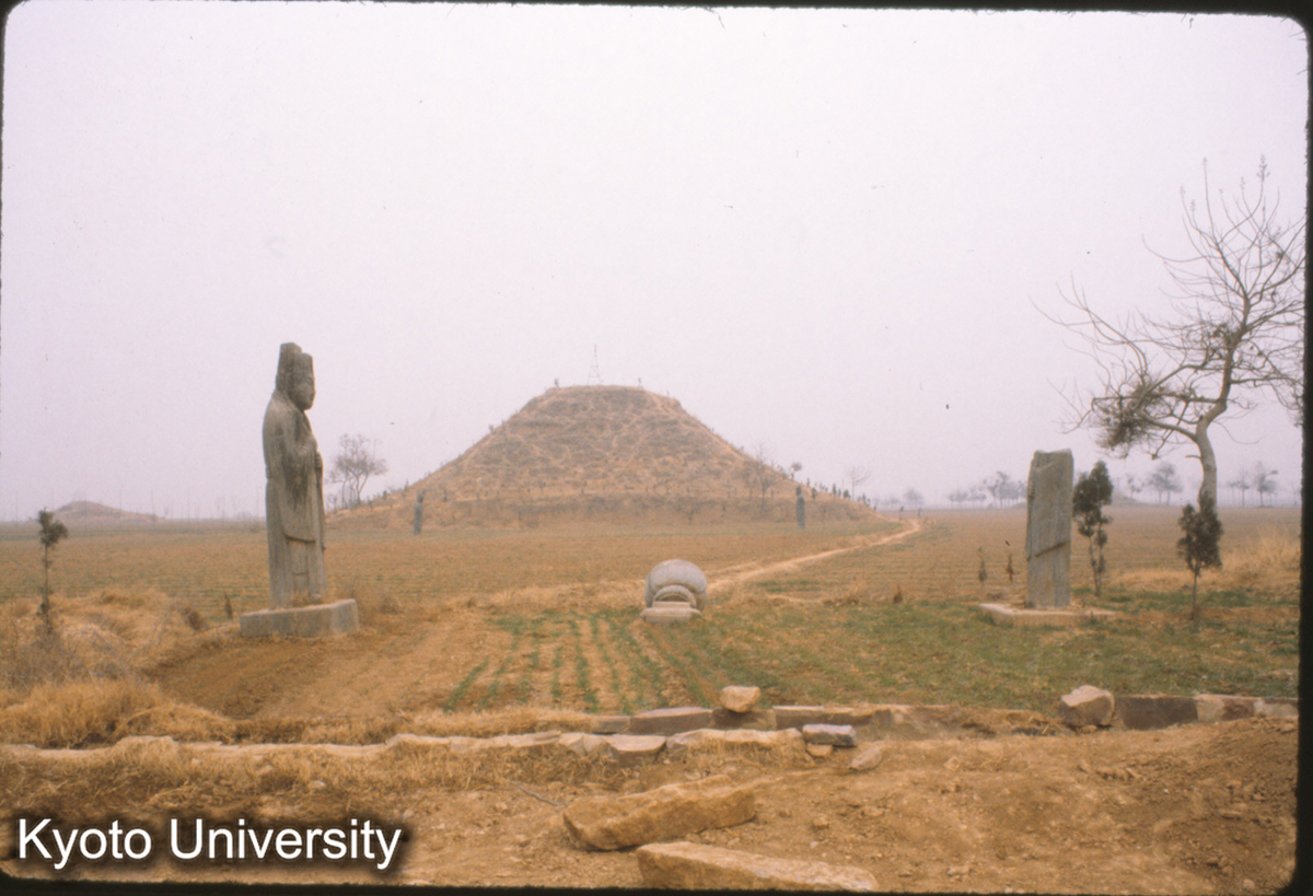 68-19_鞏県永熙陵（太宗） 一対宮人・墳丘 (1)