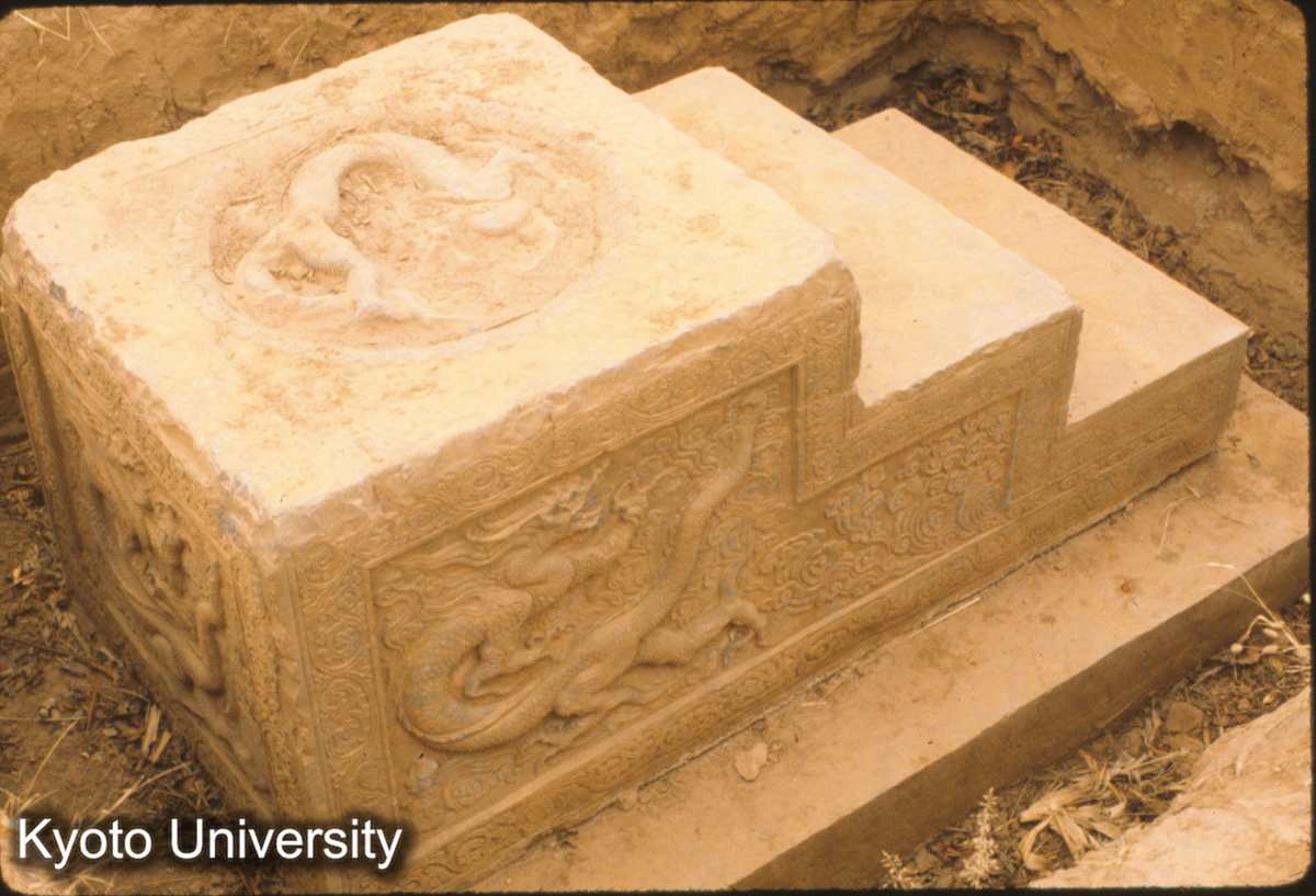 69-22_鞏県永泰陵（哲宗）上馬石 彫刻良い （発掘したて） 1100没 (1)