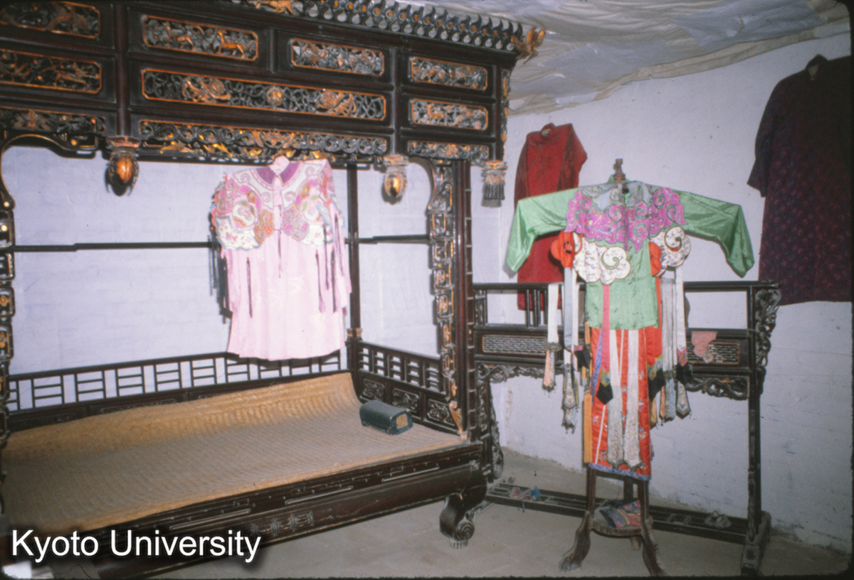 70-3_鞏県康百万地主荘園 架子牀と衣服 (1)