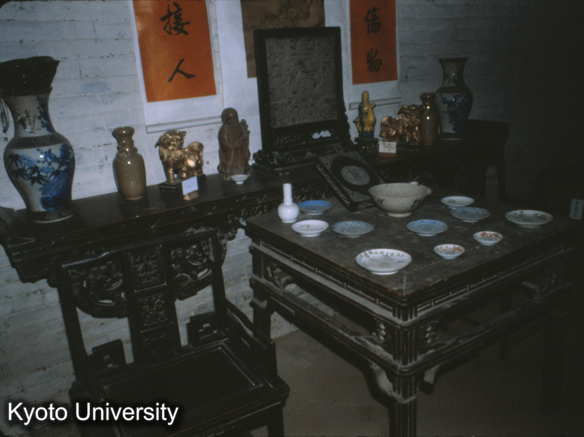 70-6_鞏県康百万地主荘園 食卓 (1)