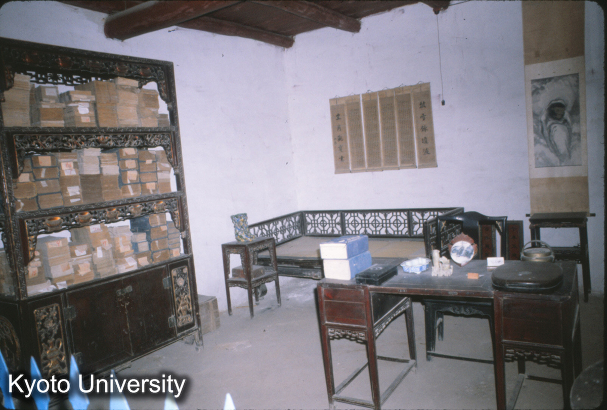 70-13_鞏県康百万地主荘園 博古架・榻 (1)