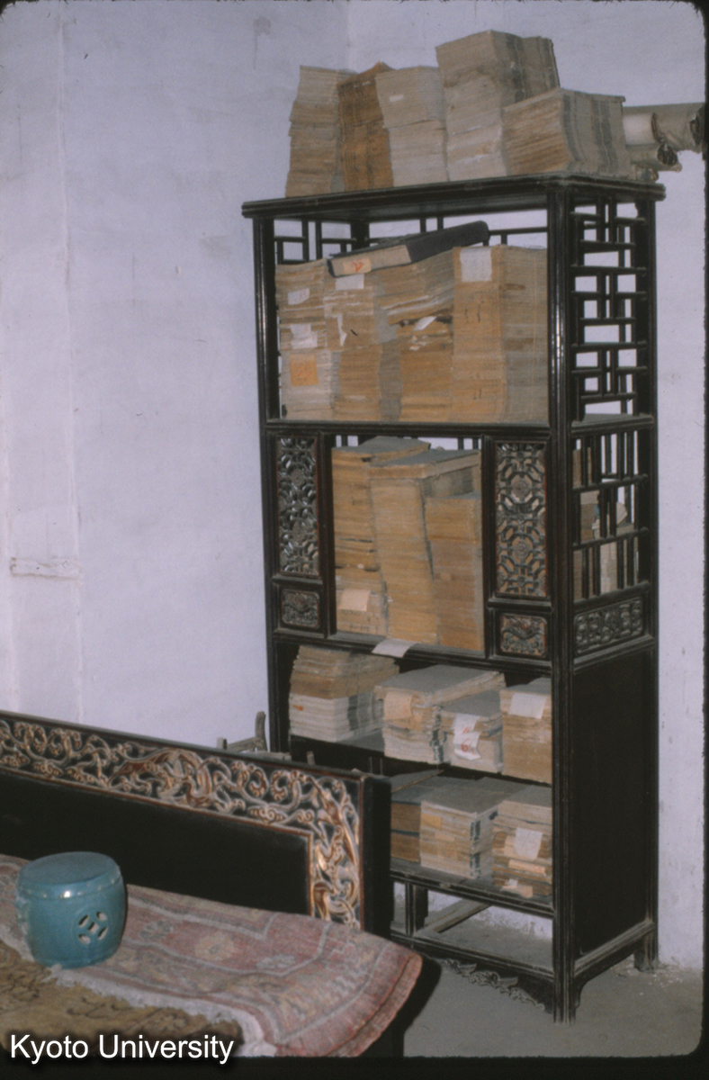 70-14_鞏県康百万地主荘園 書架 (1)