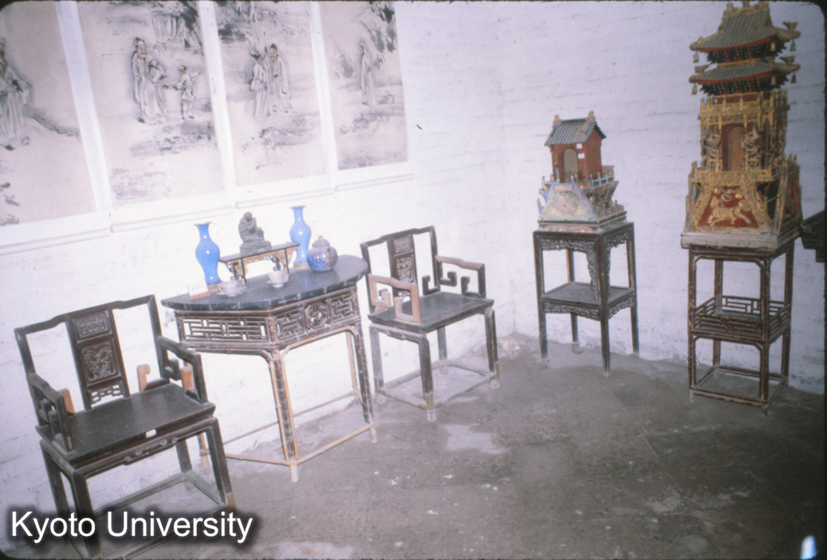 70-18_鞏県康百万地主荘園 一卓二椅・几 (1)