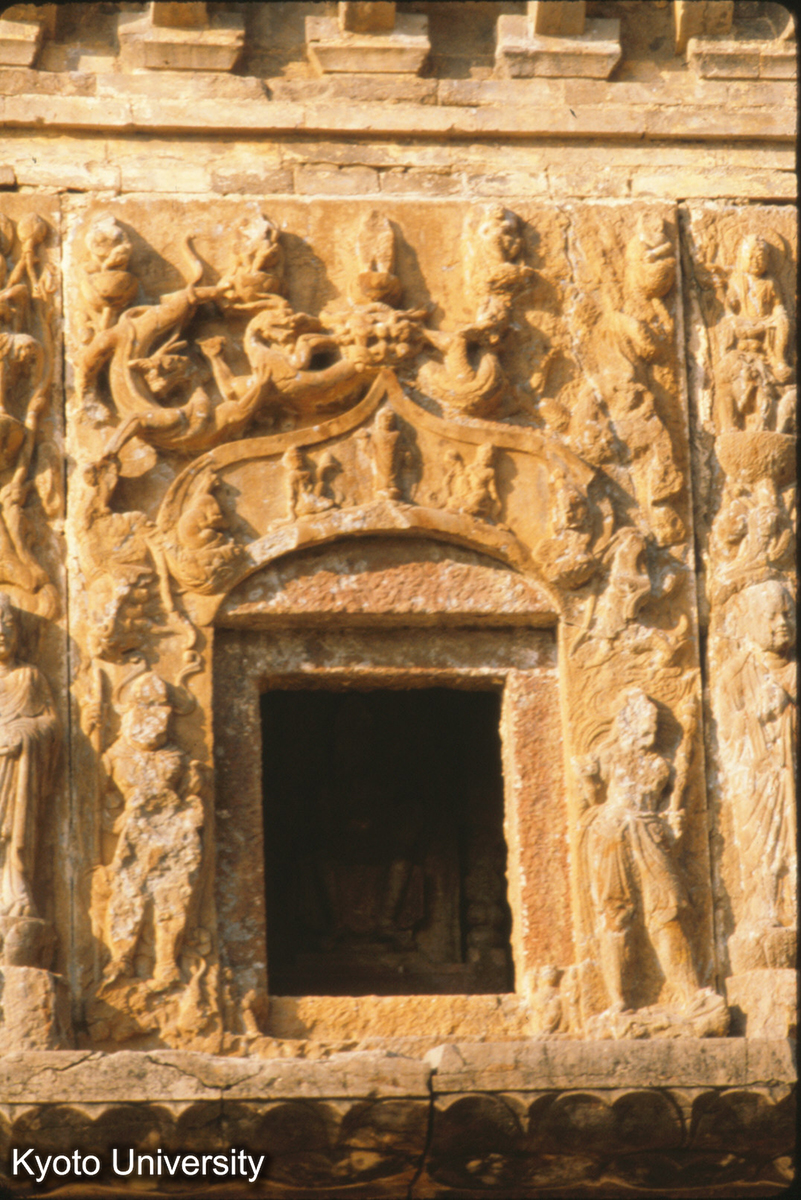 76-4_歴城 神通寺龍虎塔 門龕 (1)