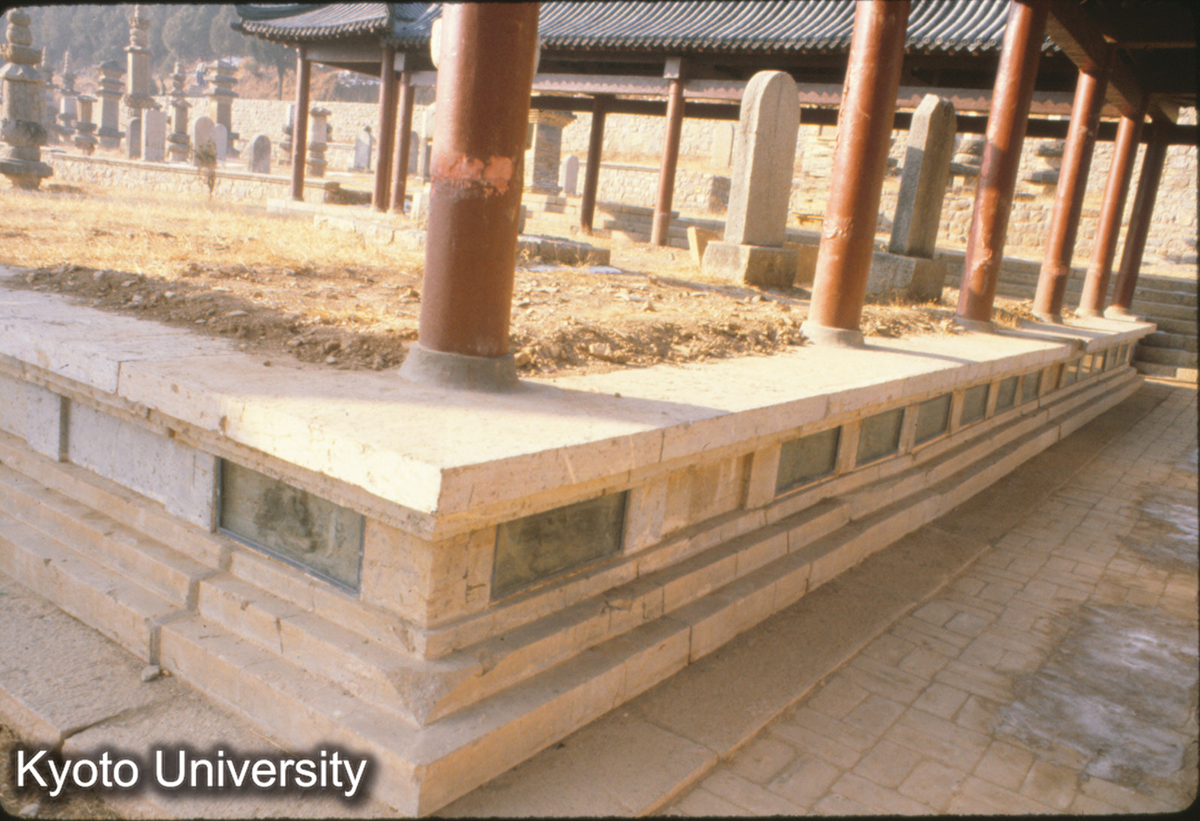 76-7_歴城 神通寺址 須弥坐 飛天・伎楽等 初唐? (1)