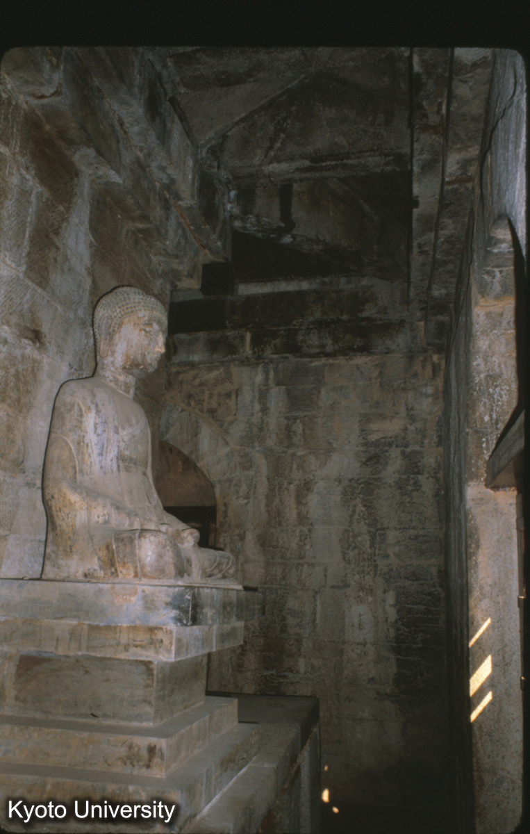 76-28_歴城 神通寺四門塔 内部 (1)