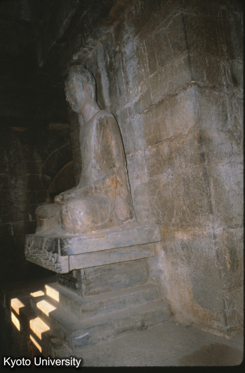 76-29_歴城 神通寺四門塔 内部 (1)