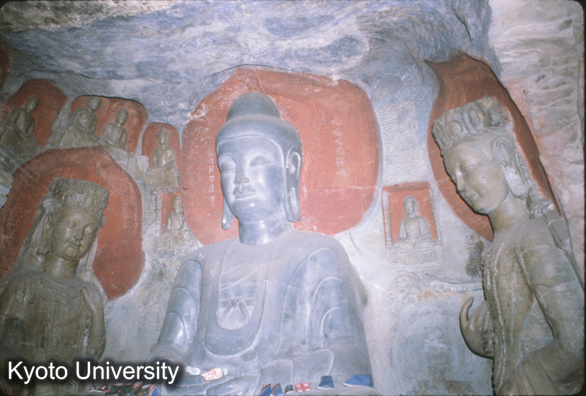 77-15_済南 千仏山寺 極楽洞 （脇侍壁つけね隋当初、他明後補） (1)