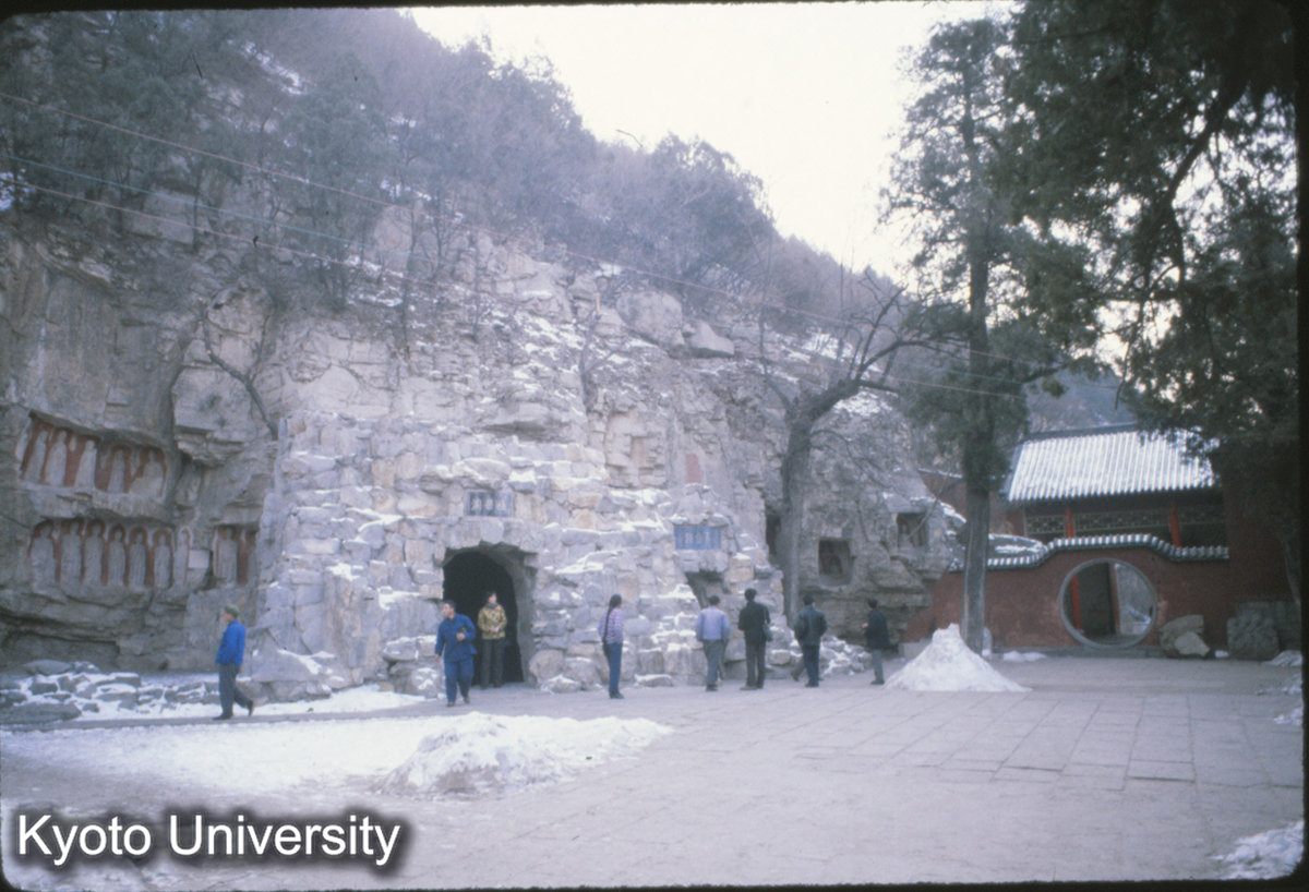 77-20_済南 千仏山 石窟全景 (1)