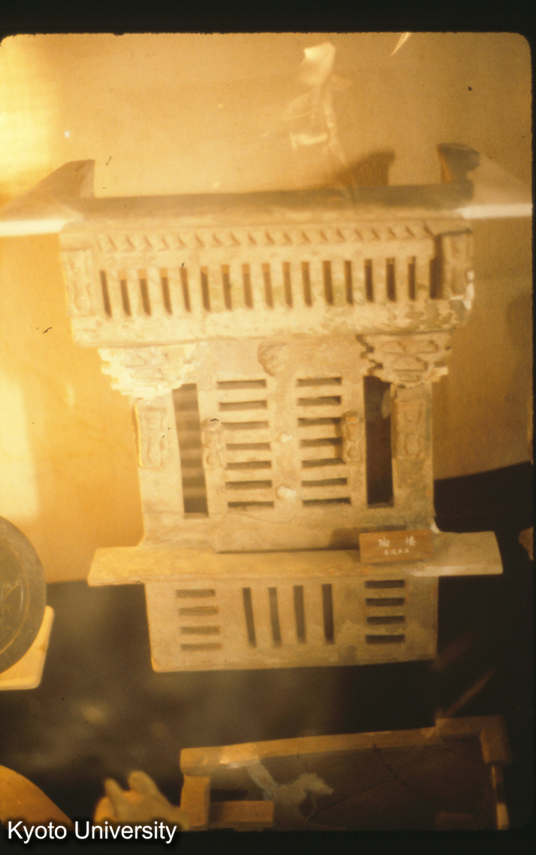 77-25_東漢? 陶楼 山東楽陵出土（山東省博物館） (1)