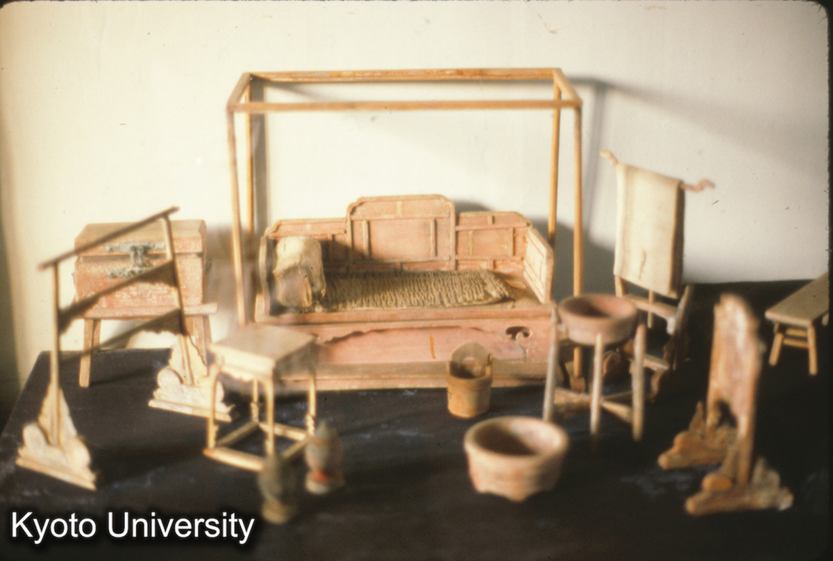 77-29_鄭県九龍山・鲁王朱檀（明太祖朱元璋第十子）墓 明器木家具 明 洪武22（1389）（山東省博物館） (1)