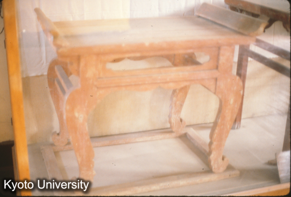 77-29止_九龍山 朱檀墓 紅漆木案（実物大）（山東省博物館） (1)