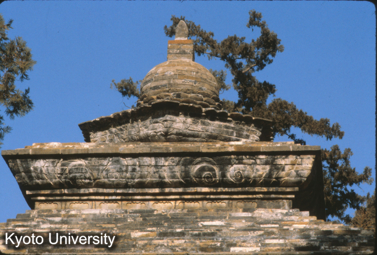 78-34_長清 霊岩寺 魏 法定塔 磚砌 唐? 山華焦葉は後補 (1)