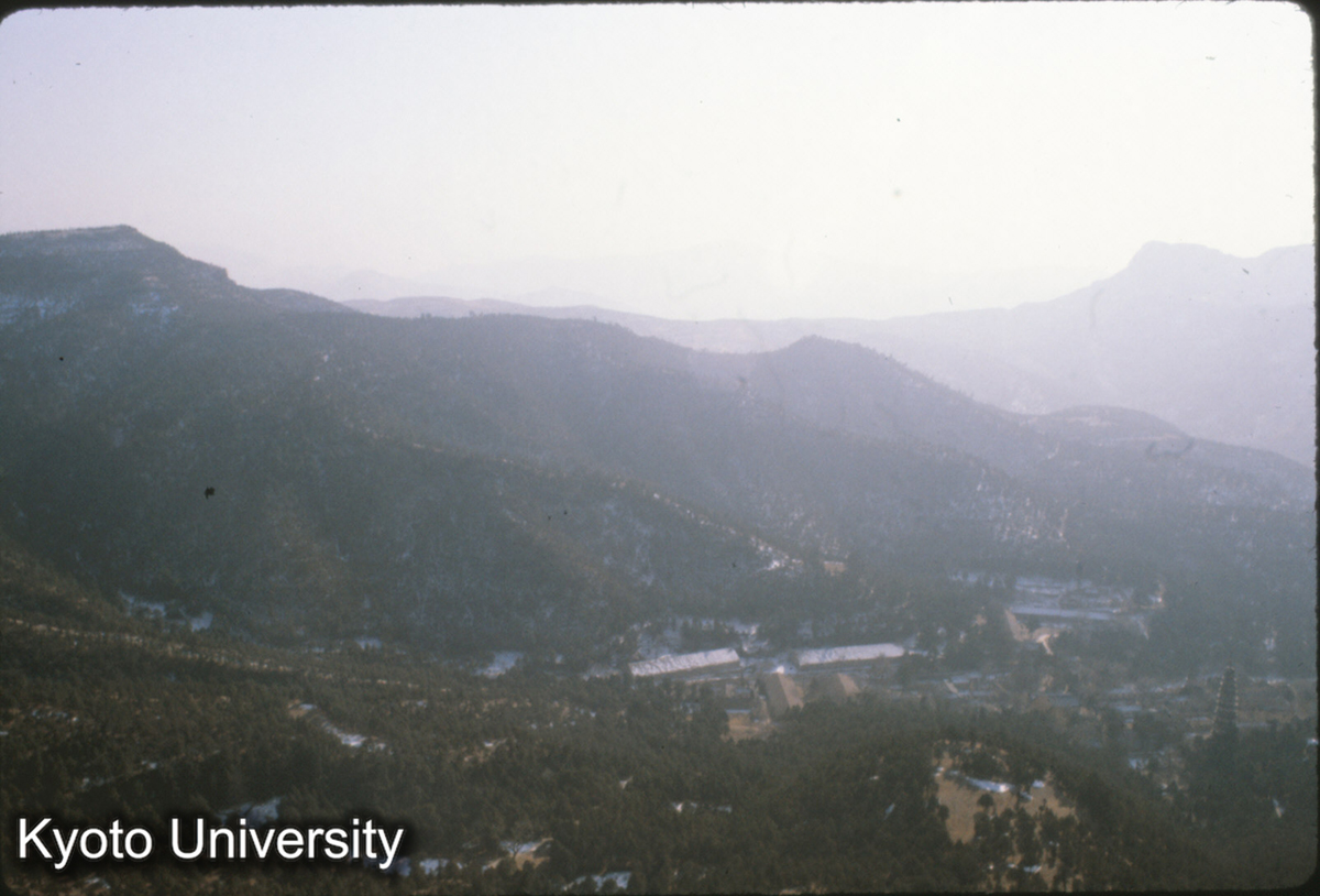 79-13_長清 霊岩寺遠景（寺背后の方山よりのぞむ） (1)